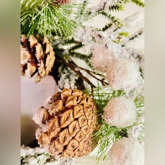 Flocked Berry Pine Wreath - Picture 11 of 12